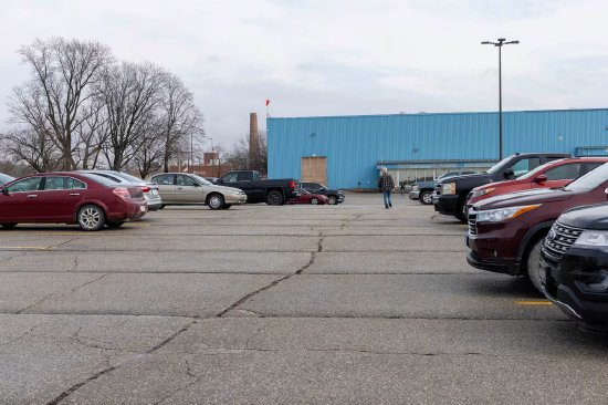  特朗普关税政策下，美国制造业岗位持续流失；惠而浦阿马纳工厂裁员引发社区忧虑。 股票财经 特朗普关税政策下，美国制造业岗位持续流失；惠而浦阿马纳工厂裁员引发社区忧虑。 股票财经