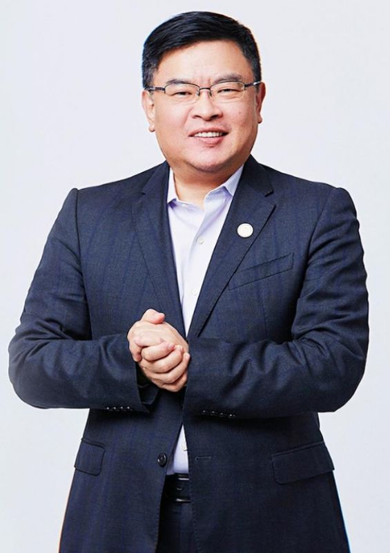 梅向荣投案自首，其妹代理人现身接待现场，提出两类长期偿付路径；上海办公场所实探：众多内部员工同样卷入投资困境。