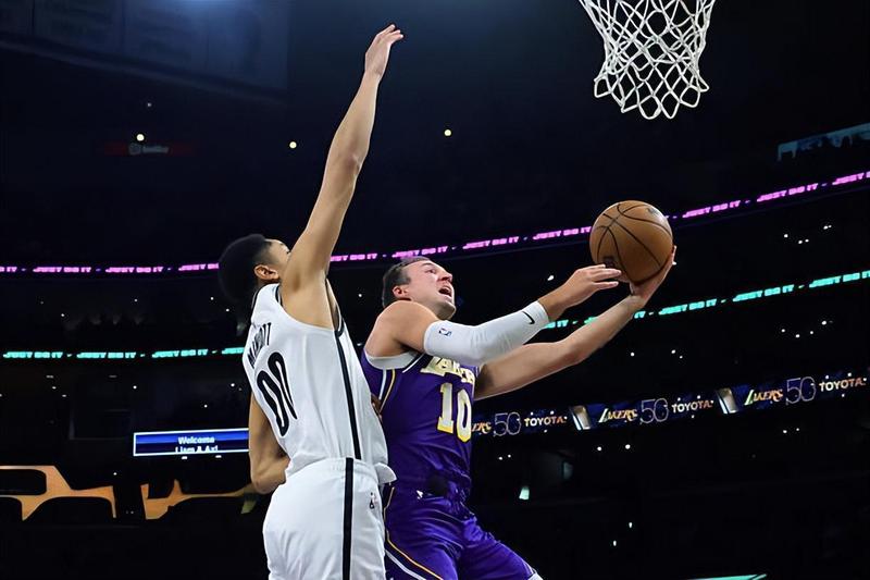  【技术解构】肯纳德困局：湖人后场引援的战术适配性深度复盘 体育新闻