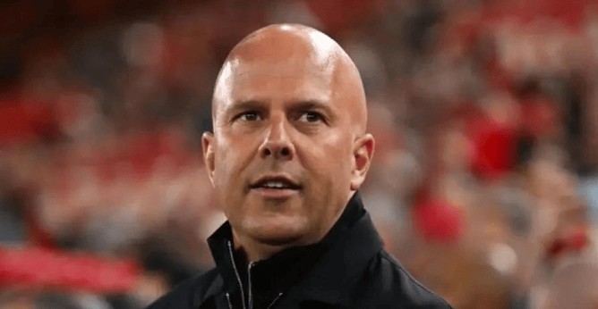  当英超霸主在巴黎的铁塔下迷失：一场关于尊重与成长的足球故事 体育新闻