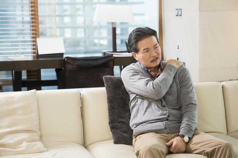  肺癌为何“伪装”成肩痛：神经解剖学视角下的牵涉痛机制深度解析 健康养生